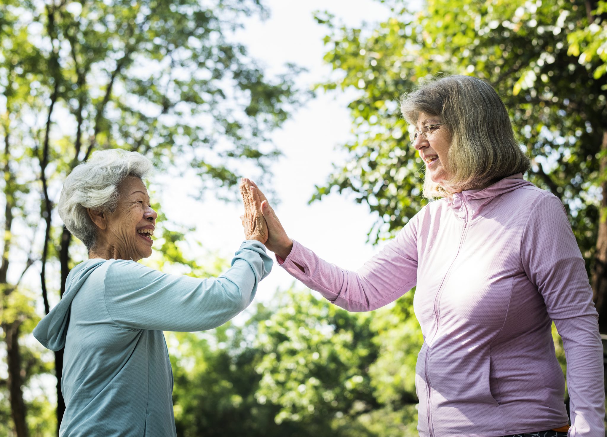 senior-friends-exercising-outdoors-Z2UF8